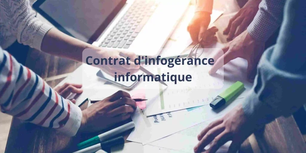 Photo rapproché d'un bureau avec un contrat dessus et des stylos. "Contrat d'infogérance informatique" écris sur la photo.