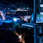 telephone et ecran serveur vue sur une ville avec des connexions visibles