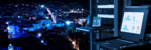 telephone et ecran serveur vue sur une ville avec des connexions visibles