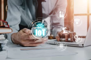 main avec tel portable, icônes IoT