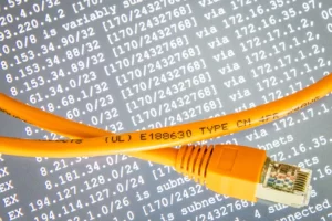 câble réseau sur fond de liste d'adresse IPV4