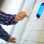 image d'une porte avec un lecteur de carte d'accès