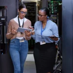 Deux femmes dans une salle serveur