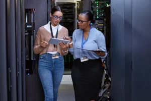 Deux femmes dans une salle serveur