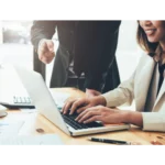 femme qui tape sur le clavier d'un ordinateur