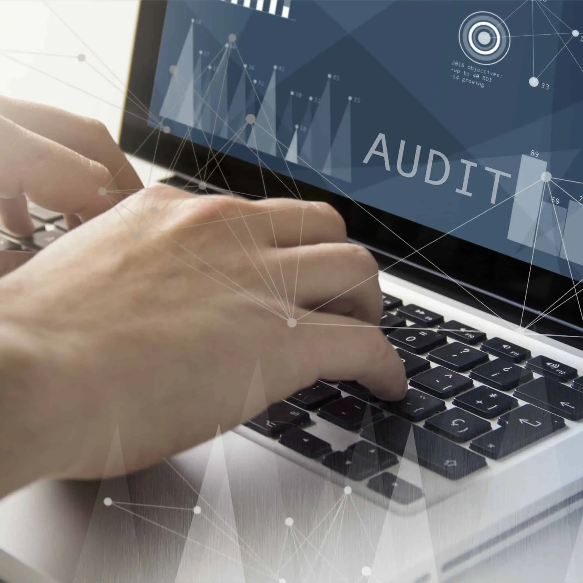 main tapant un texte audit ... ou érotique, qui sait ?