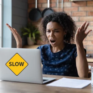 Femme énervée car son ordinateur est lent