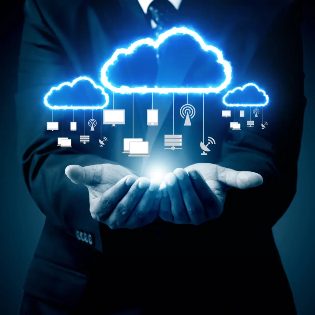 personne tenant nuage dans ses mains