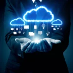 personne tenant nuage dans ses mains