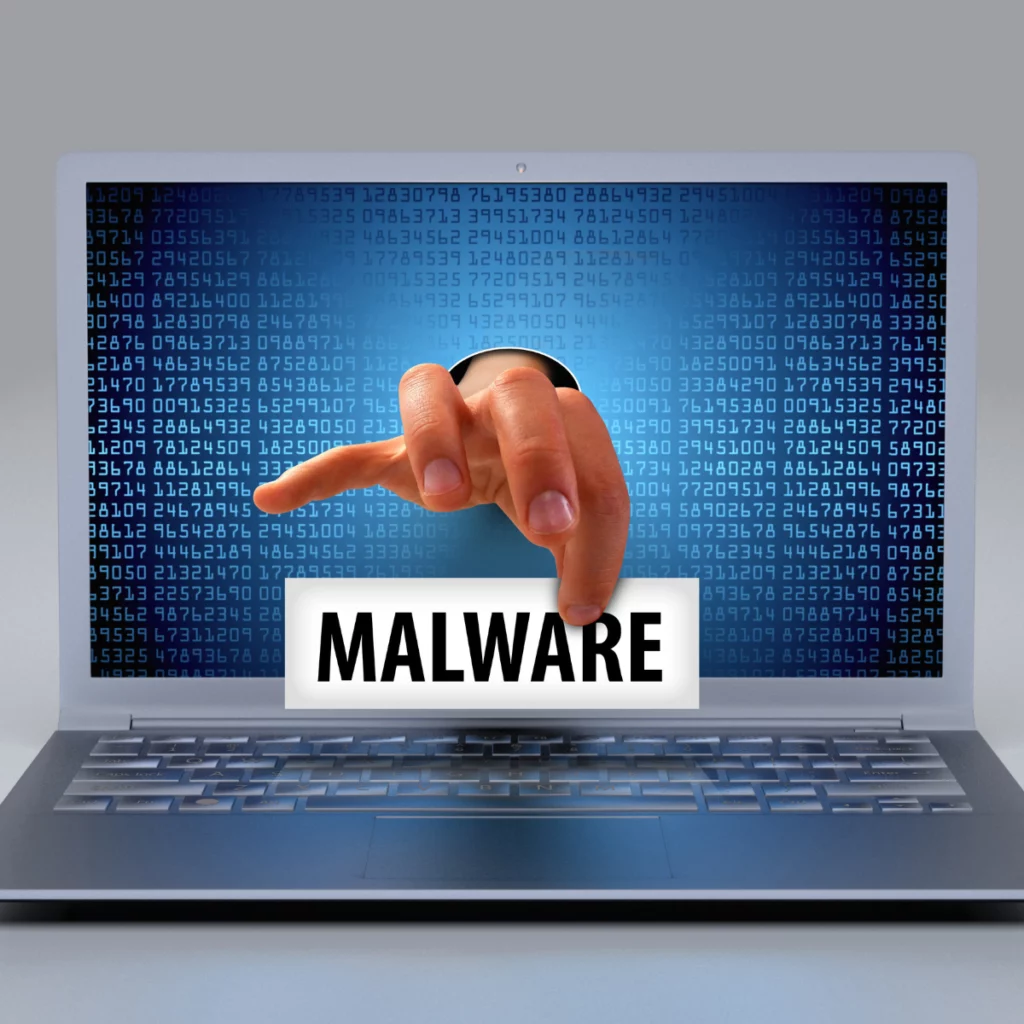 main sortant d'un pc avec une étiquette ou il y'a marqué "Malware"