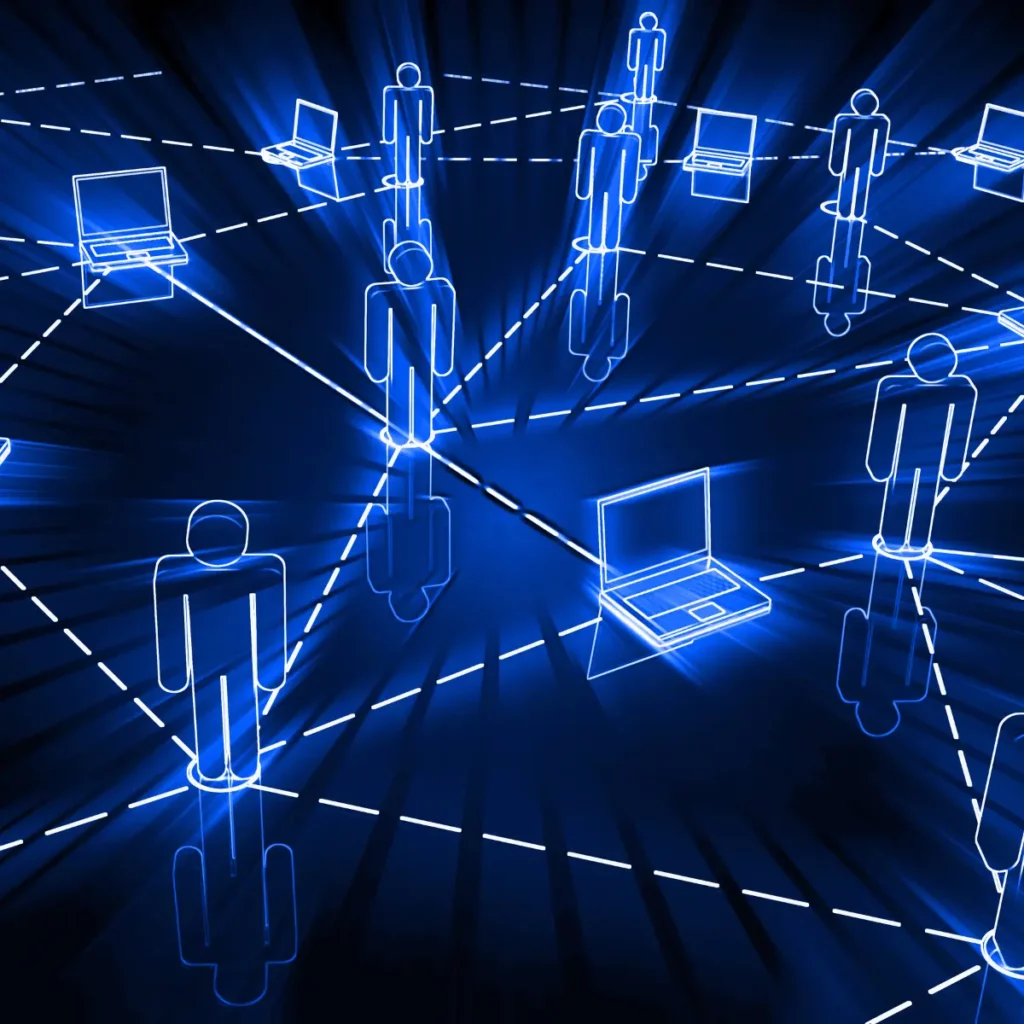 personnes et ordinateurs reliés