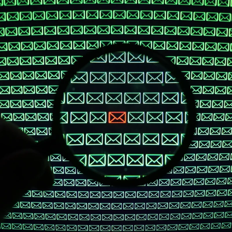 mails derrière une loupe en vert