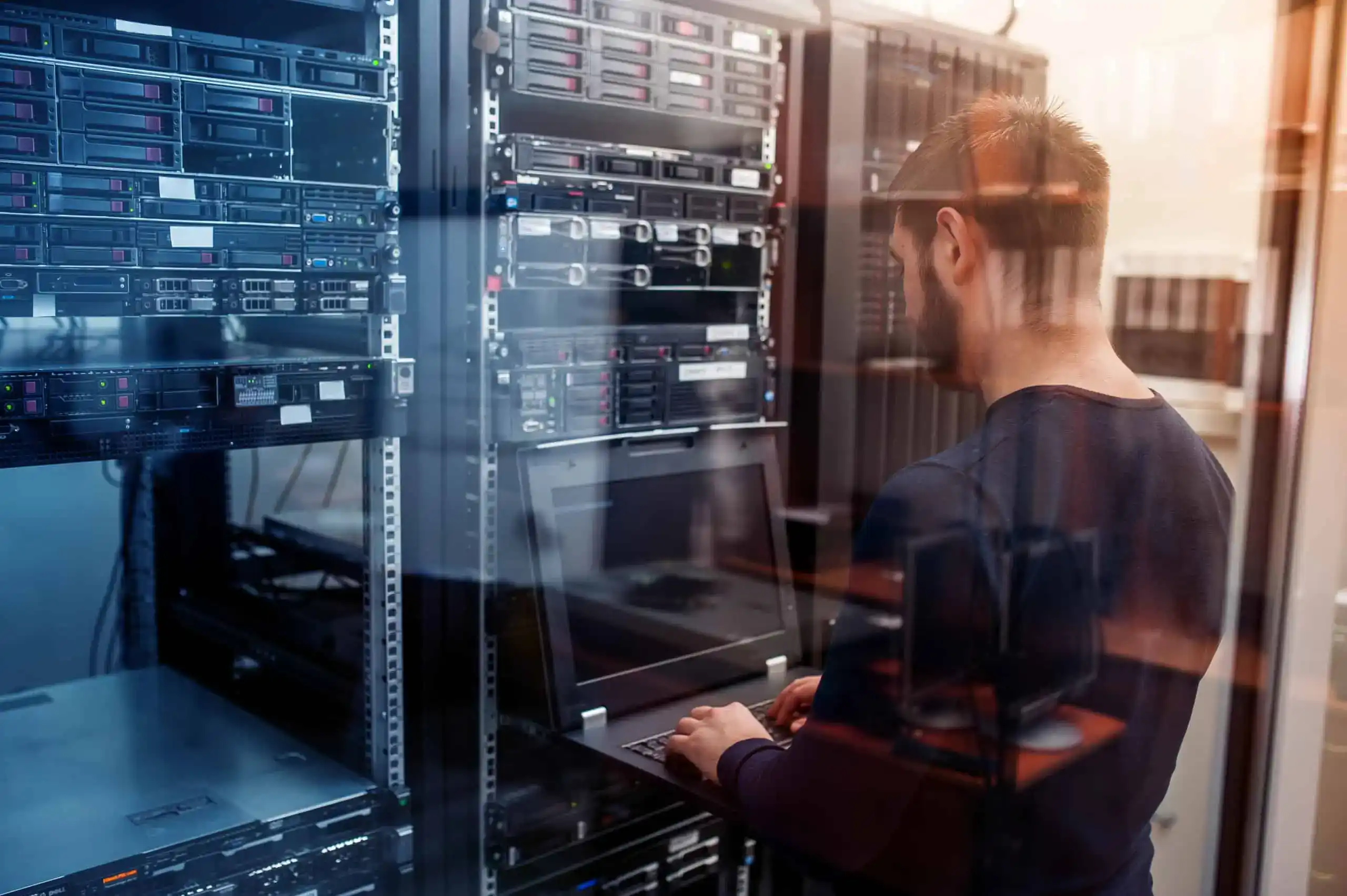 technicien en maintenance devant serveurs