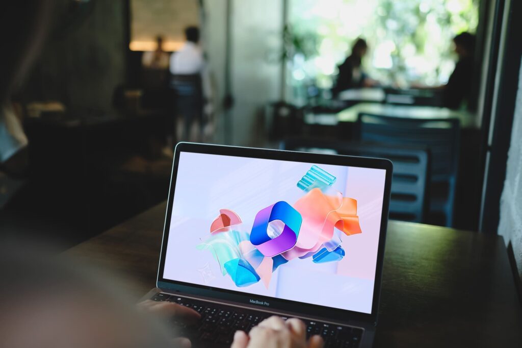 Espace de travail moderne avec ordinateur pour la gestion de la sécurité Microsoft 365