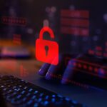 Une personne tapant sur un ordinateur portable sécurisé par un cadenas, symbolisant la protection des données et la cybersécurité.