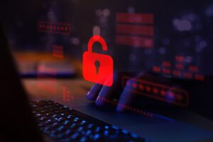 Une personne tapant sur un ordinateur portable sécurisé par un cadenas, symbolisant la protection des données et la cybersécurité.