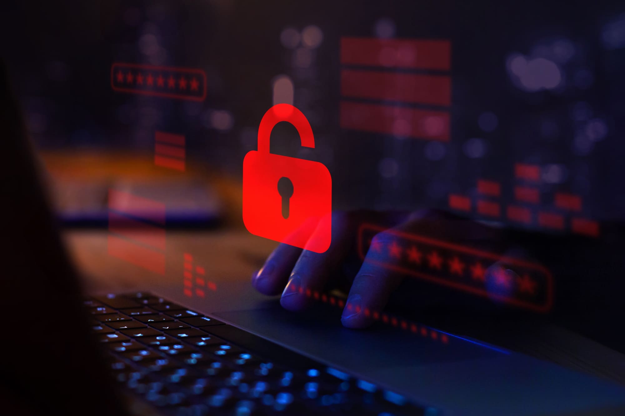 Une personne tapant sur un ordinateur portable sécurisé par un cadenas, symbolisant la protection des données et la cybersécurité.